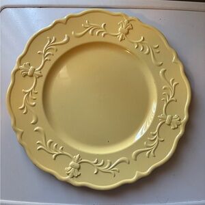 10count Spsyrine Light Yellow Charger Plate, Embossed